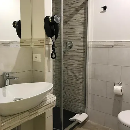 Cheri Luxury בית הארחה